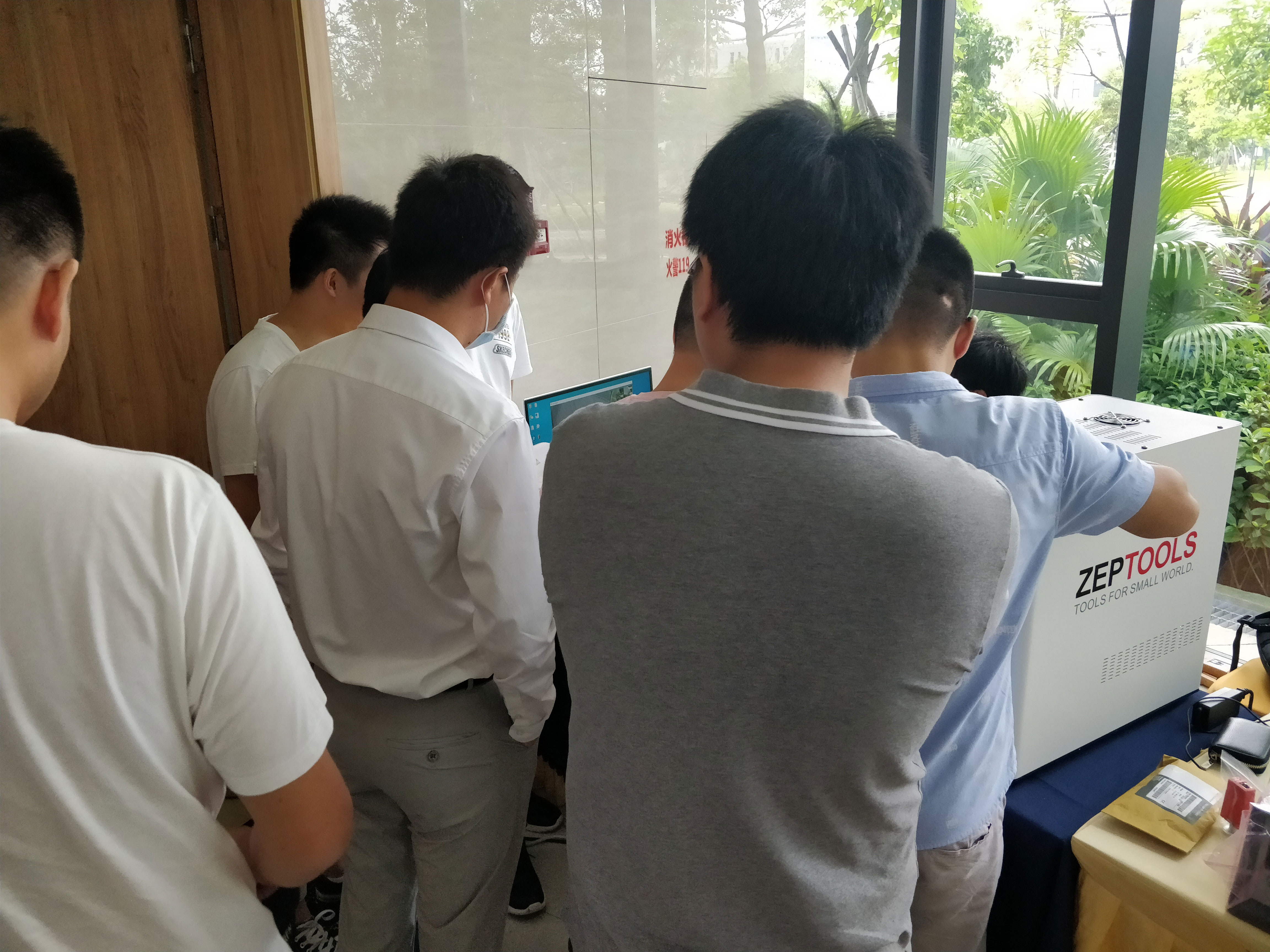 ZEM15臺(tái)式掃描電鏡現(xiàn)場(chǎng)DEMO ZEM15臺(tái)式掃描電鏡現(xiàn)場(chǎng)DEMO