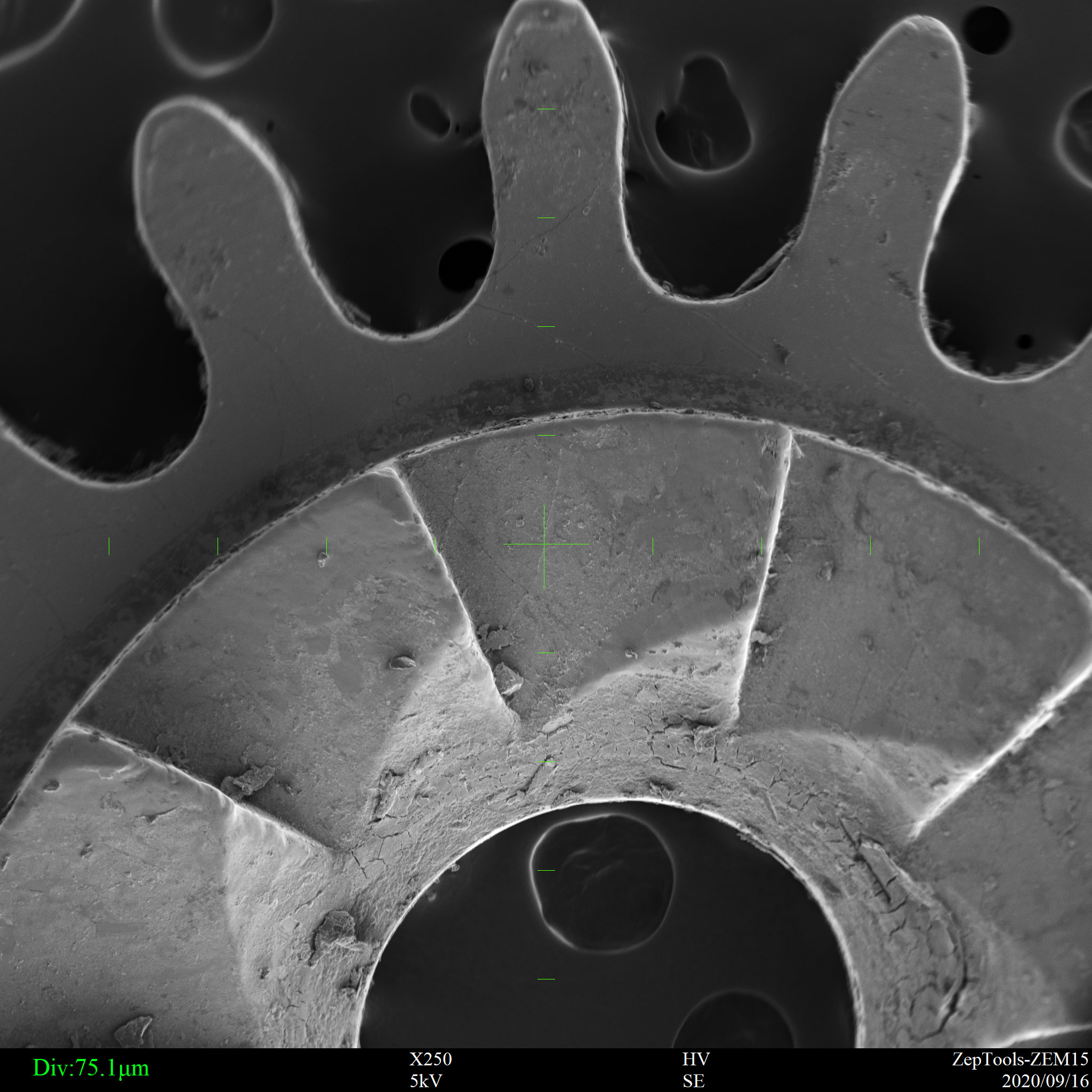 臺(tái)式掃描電鏡下齒輪樣品(會(huì)議現(xiàn)場(chǎng)拍攝) 臺(tái)式掃描電鏡下齒輪樣品(會(huì)議現(xiàn)場(chǎng)拍攝)